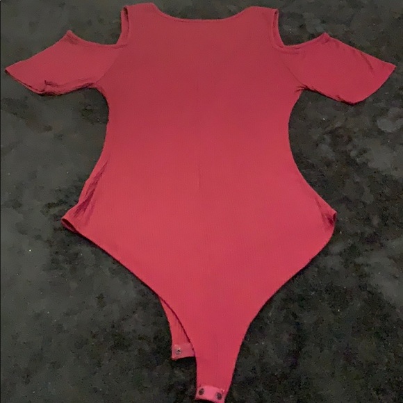 Exposed shoulder onesie - Picture 3 of 4